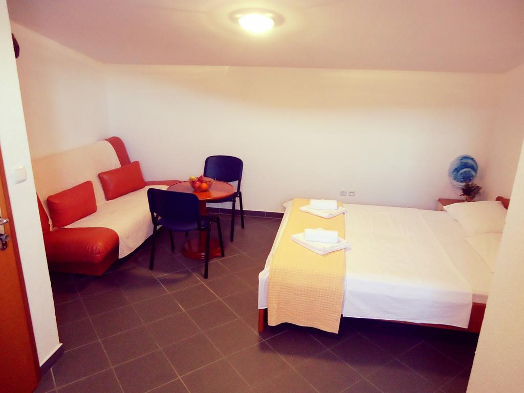 Apartments Loncar Veliki Drvenik Pokoj fotografie