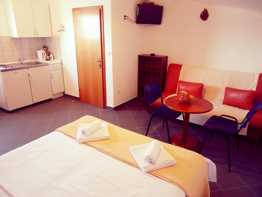 Apartments Loncar Veliki Drvenik Pokoj fotografie